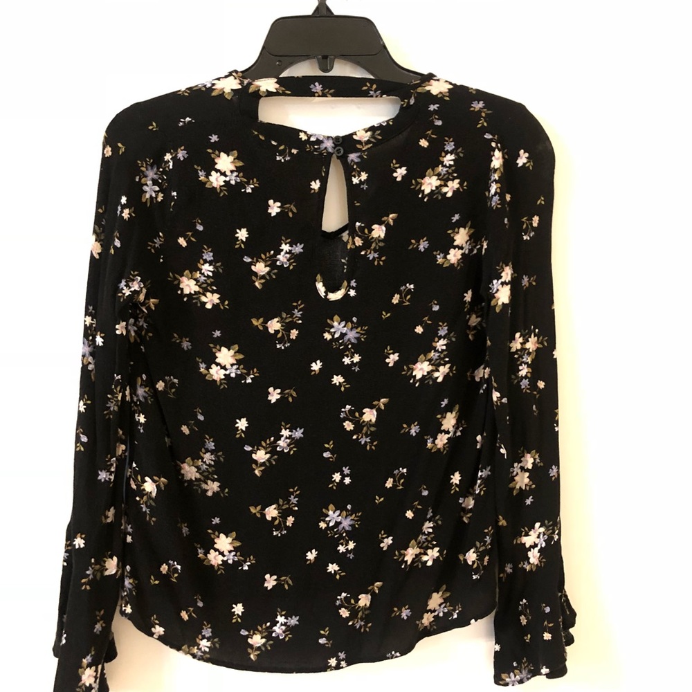 AEO Neck Cut-Out Top - Picture 3 of 3